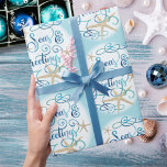Kustbuss - Julsäsong och HÄLSNING Presentpapper<br><div class="desc">Bläddra i julklappar i kust- eller strandflata med denna papper för inslagning med SEAS & HÄLSNING elegant calligraphy script typography design accted with starfish in turquise aqua blue på ditt bakgrundsmönster färg (visas med ljusblå färg). ASSISTANS: Om du vill ha hjälp med designändring eller anpassning, ändra designen eller flytta den...</div>