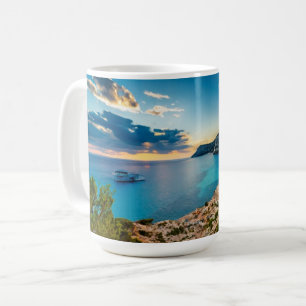 Kusten syn på Palaiokastritsa, Korfu, Grekland Kaffemugg