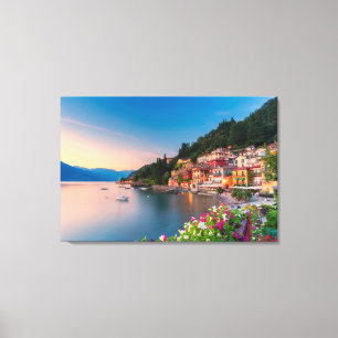 Kusten Varenna, Lombardiet, Italien Canvastryck