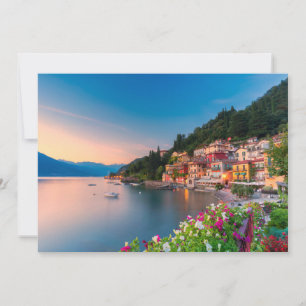 Kusten Varenna, Lombardiet, Italien Tack Kort