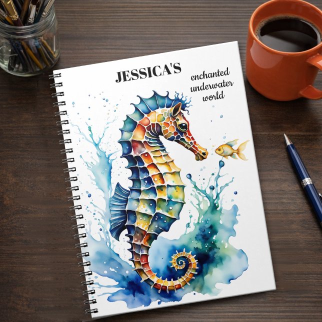 Kustfärgad akvarell Sjöhäst Anteckningsbok (Enchanting watercolor spiral notebook featuring a colorful seahorse with cute fish)