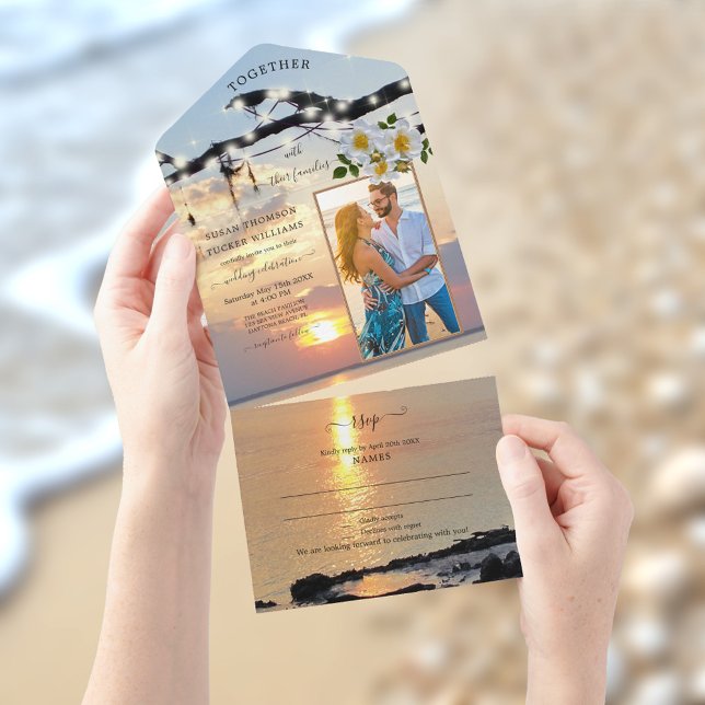 Kustfoto i en bröllopsinbjudan (All in one beach wedding invitation featuring your own photo framed by a coastal sunset)