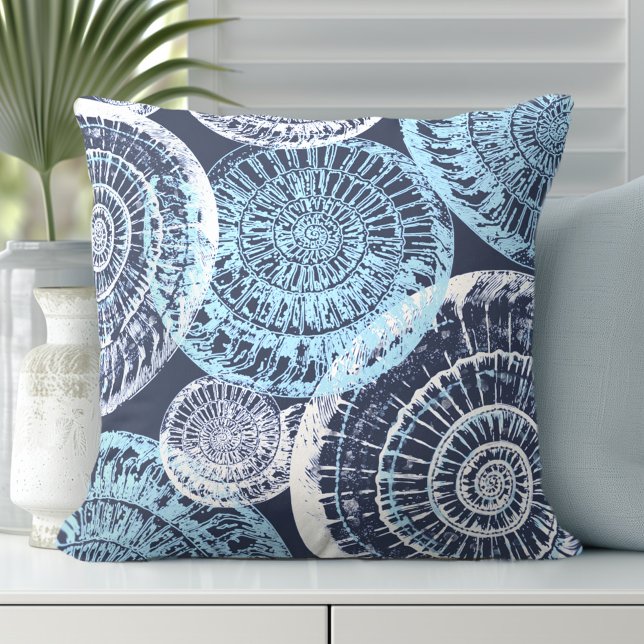 Kusthavets Snäcka Blue White Dekorativ kudde (Discover Gorgeous Coastal Throw Pillows by Totally Coast.)
