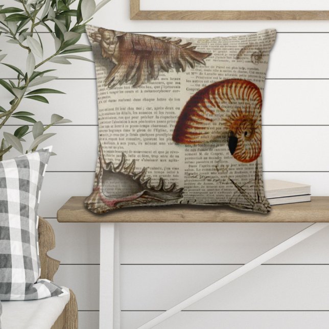 Kustkonjens botaniska vintage kudde (coastal conch vintage seashell botanical print throw pillow)