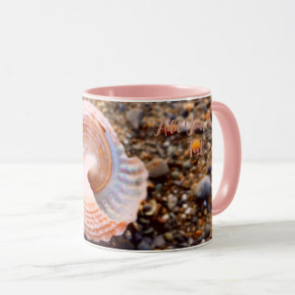 KUSTKONSTRUKTION MED ROSA HAVS-SNÄCKA PÅ STONY BEA MUGG