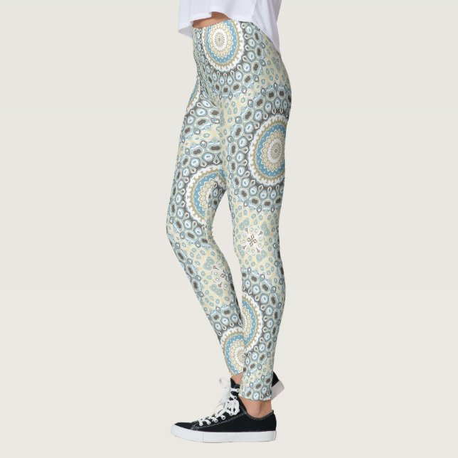 Kustmandala i sand-, blå- och drivvedstoner leggings (Vänster)