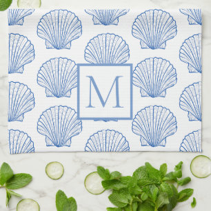 Kustnära blå och vit scallop snäckskalmonogram kökshandduk