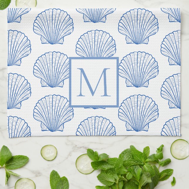 Kustnära blå och vit scallop snäckskalmonogram kökshandduk (Vikta)