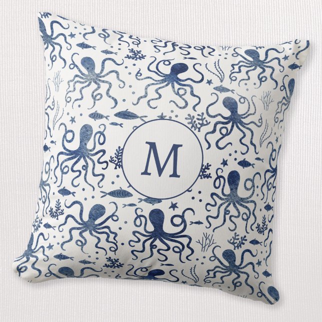 Kustnära Blått Akvarell Undervattens Bläckfisk Mon Kudde (Modern monogram initial personalized watercolor blue and white octopus coastal throw pillow)