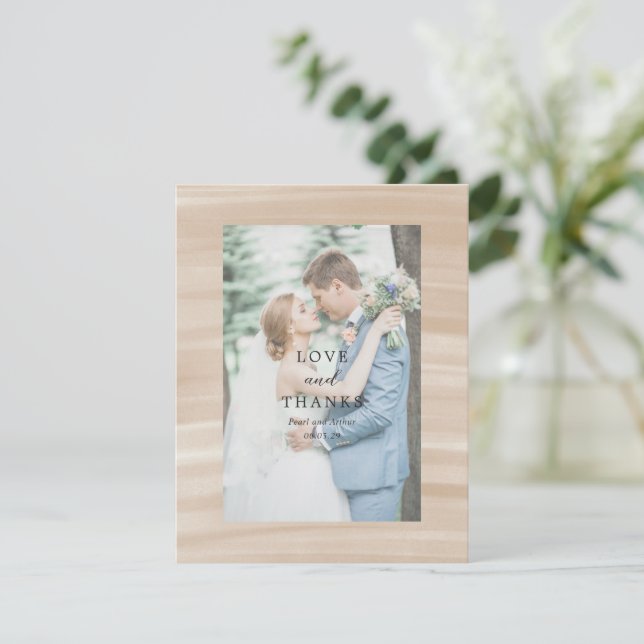 Kustnära Chic Sandig Neutral Elegant Bröllop Tack Kort (Stående Fram)