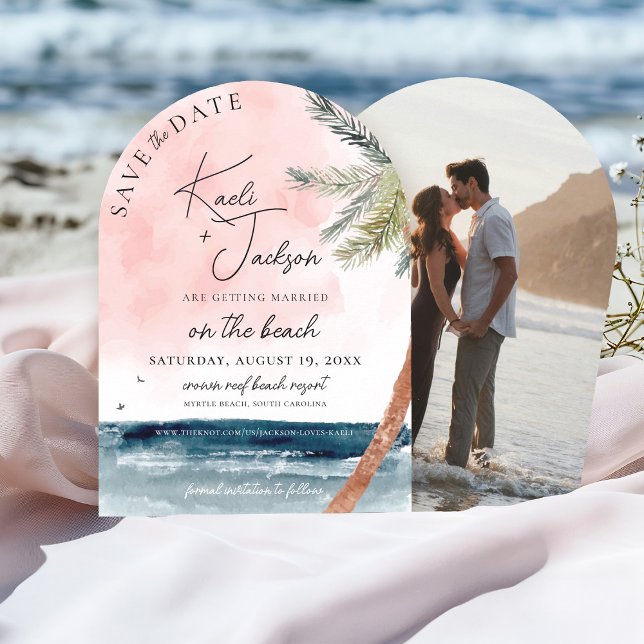 Kustnära Chicen Beach Photo Bröllop spara datum Inbjudningar (Tropical beach watercolor palm trees navy ocean pink sunset photo wedding arch save the date)