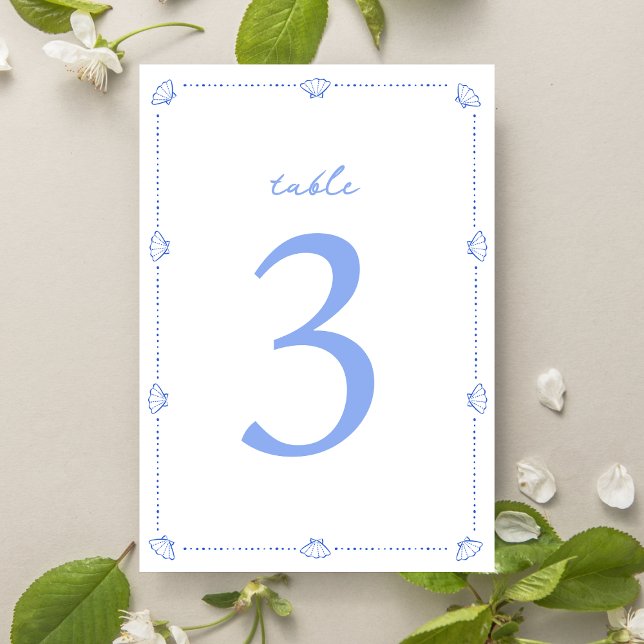 Kustnära Chicen Snäcka Gräns Elegant Blå Bröllop Bordsnummer (Refined coastal table numbers with a delicate seashell border—perfect for a chic seaside wedding.)
