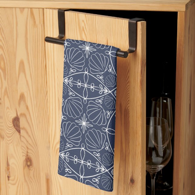 Kustnära elegant mörkblå havssnäckor mönster kökshandduk (Thirds Fold)