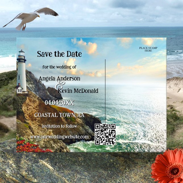 Kustnära fyr nautisk Save the Date Meddelande Vykort (Save the Date postcard featuring a painting of a coast with a lighthouse in vibrant colors)
