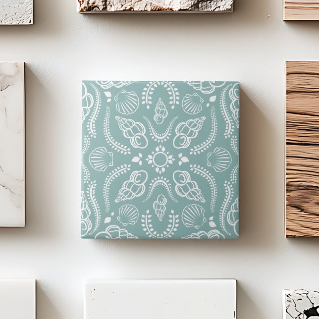 Kustnära Grönt och Vit Sårskal Modern Mönster Kakelplatta (Coastal Green & White Seashell Modern Pattern Ceramic Tile)