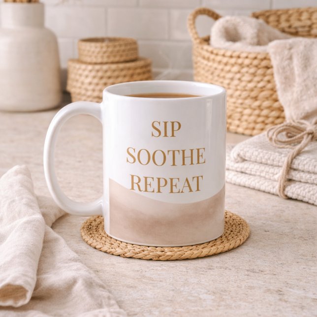Kustnära kafferitualer Klassisk mugg, 330 ml Kaffemugg (Taupe watercolor wrap with gold Sip Soothe Repeat for refined coffee rituals.)
