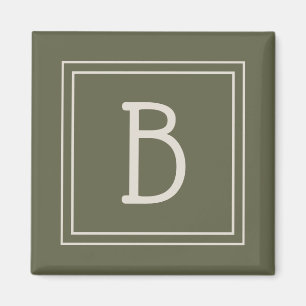 Kustnära Monogrammerad Mossgrön & Off Vit Initial Magnet
