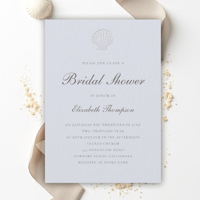 Kustnära nautisk formell blå bröllopsdusch inbjudningar (coastal bridal shower invitation formal modern classic elegant script shell blue nautical ocean boat)
