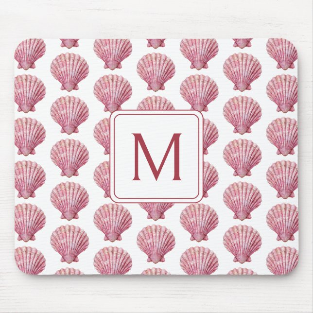 Kustnära Rosa Seashell på White Monogram Musmatta (Framsidan)