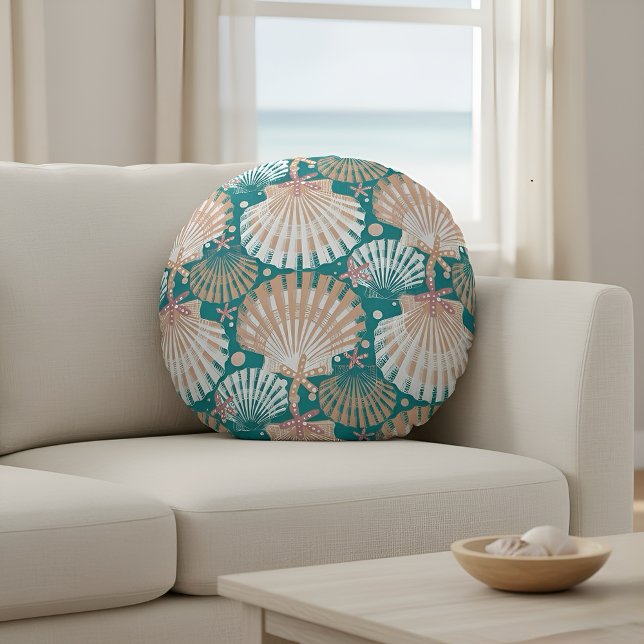 Kustnära Seashell och Starfish Rund Kudde (Coastal seashell round pillow with teal and sandy tones for beach house decor.)