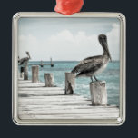KustOceanen Pelican Julgransprydnad Metall<br><div class="desc">Vackra bruna persikor Ocean Coastal Beach. Denna vackra bild har en brun pelikan och dess naturliga omgivning,  inklusive ett blått hav och ett hårt väg. Underbar för ett strandhem,  eller var som helst du vill ta in lite kustvibe eller vibb.</div>