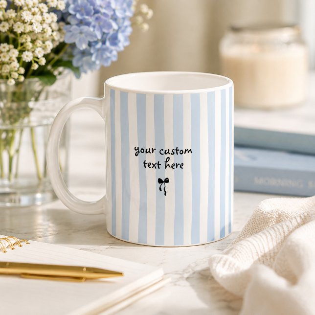 Kustom text båge Personlig kustnära blåa ränder Kaffemugg (Blue and white striped personalized coffee mug with custom text and small black bow.
)