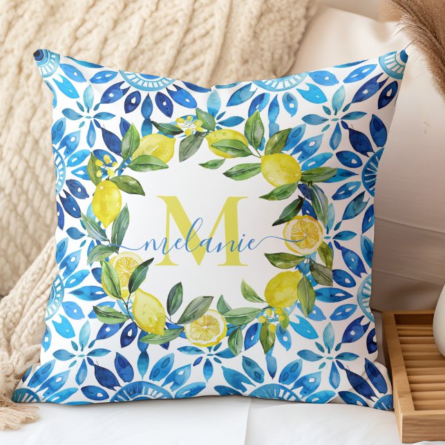 Kustomiserad namnmonogram med kustcitrus och blå p kudde (Coastal Citrus & Blue Tiles Custom Name Monogram Throw Pillow in a neutral boho bedroom.)