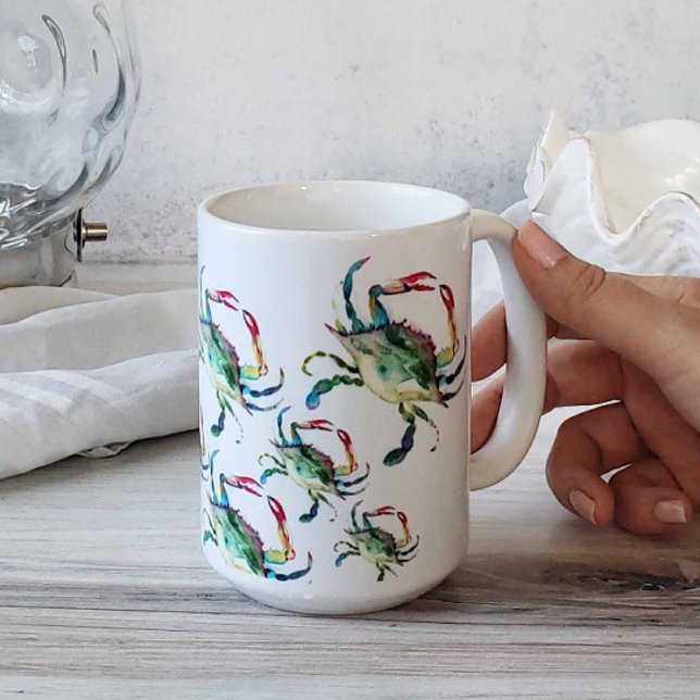Kusttema för blå krabba kaffemugg (Ocean-inspired mugs feature blue crab art and design by Victoria Grigaliunas)