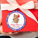 Kute Baby med zoo God jul Runt Klistermärke<br><div class="desc">Den här charmerande designen har en söt baby-björn som håller julljus. Utformningen omfattar ett stort antal älskade djur i festligt skick,  accentuerade med snöflingor och stjärntrim. Anpassa den med din familj namn för en speciell beröring som ger julhelgen värme och glädje.</div>
