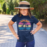 Kute Beach Vacation Tropical Handflatan Träd Anpas T Shirt<br><div class="desc">Den här söta tropiska handflatan träd-solnedgångsflickorna t-shirt är perfekt för en frakt i påsklov resa eller en semester i roligt med familjen. Anpassa en uppsättning anpassade t-shirts för din grupp att åka till stranden eller en återförening av en ö-familj.</div>