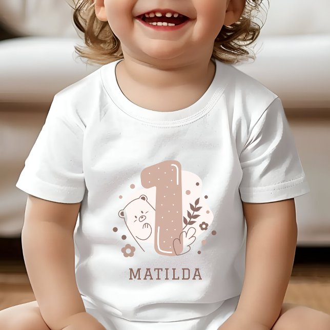 Kute Bear 1:a födelsedag T Shirt (Toddler wearing a white 1st Birthday tshirt with a cute bear and the number one)