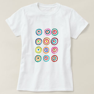 Kute, färgstarka regnbågcirklar, vita t shirt