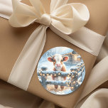 Kute Festive Cow-jul Runt Klistermärke<br><div class="desc">Kyla julklistermärken med en vattenfärgad stil-ko som står vid ett rostfritt trästängsel framför en lada. Cute land-odlaren tog julklistermärken eller julkortsförseglare.</div>
