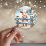 Kute Festive Cow-jul Runt Klistermärke<br><div class="desc">Kyla julklistermärken med en vattenfärgad stil-ko som står vid ett rostfritt trästängsel framför en lada. Cute land-odlaren tog julklistermärken eller julkortsförseglare.</div>