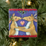 Kute Julren, Romantic Kiss w Mistletoe Julgransprydnad Keramik<br><div class="desc">Vintage illustration God jul med en kärlek och romantik-utformning med två snygga renkyssar under mistletoe. Ett hjärta är mellan dem. En rolig,  fånig och romantisk tecknad för djur älskare.</div>