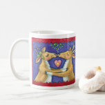 Kute Julren, Romantic Kiss w Mistletoe Kaffemugg<br><div class="desc">Vintage illustration God jul med en kärlek och romantik-utformning med två snygga renkyssar under mistletoe. Ett hjärta är mellan dem. En rolig,  fånig och romantisk tecknad för djur älskare.</div>