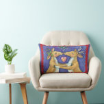 Kute Julren, Romantic Kiss w Mistletoe Lumbarkudde<br><div class="desc">Vintage illustration God jul med en kärlek och romantik-utformning med två snygga renkyssar under mistletoe. Ett hjärta är mellan dem. En rolig,  fånig och romantisk tecknad för djur älskare.</div>