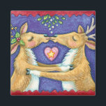 Kute Julren, Romantic Kiss w Mistletoe Magnet<br><div class="desc">Vintage illustration God jul med en kärlek och romantik-utformning med två snygga renkyssar under mistletoe. Ett hjärta är mellan dem. En rolig,  fånig och romantisk tecknad för djur älskare.</div>