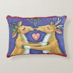 Kute Julren, Romantic Kiss w Mistletoe Prydnadskudde<br><div class="desc">Vintage illustration God jul med en kärlek och romantik-utformning med två snygga renkyssar under mistletoe. Ett hjärta är mellan dem. En rolig,  fånig och romantisk tecknad för djur älskare.</div>