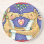 Kute Julren, Romantic Kiss w Mistletoe Underlägg Sandsten<br><div class="desc">Vintage illustration God jul med en kärlek och romantik-utformning med två snygga renkyssar under mistletoe. Ett hjärta är mellan dem. En rolig,  fånig och romantisk tecknad för djur älskare.</div>