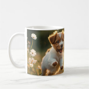 Kute, liten valp efter fjäril kaffemugg