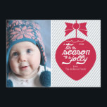 Kute Retro-jullägerfoto för prydnadsfoto Julkort<br><div class="desc">Cute retro Red christmas-prydnadsämne som är inställt på ett modernt,  blått och vitt diagonalt rand-fotokort med "Det är säsong då det blir jolly typografi.</div>