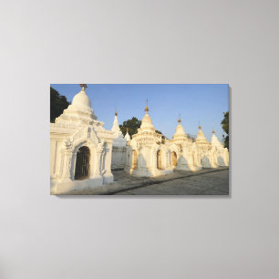 Kuthodaw Pagoda i Mandalay, känd som Canvastryck