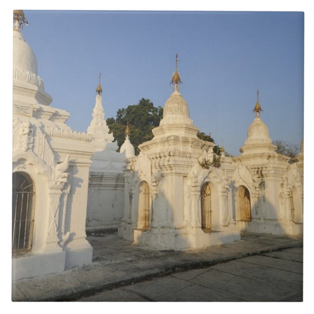 Kuthodaw Pagoda i Mandalay, känd som Kakelplatta (Framsidan)