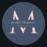 Kuvertförseglingar av marint  Bröllop-monogram Runt Klistermärke<br><div class="desc">Komplettera ert marinblå och  bröllop med dessa moderna personlig marinblå och  engramssälar med bröllop med modernt manus. Anpassa enkelt onlinen. Matchningsartiklar som är tillgängliga för att komplettera dessa bröllopsetiketter för elegant i monogram.</div>