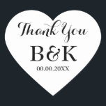 Kuvertförseglingar av vitt hjärta bröllop gynnar k hjärtformat klistermärke<br><div class="desc">Vita hjärtformade bröllop tack för dina klistermärken. Svartvit bakgrund eller anpassningsbar färg. Elegantens skripttypografi. Använda som romantiska kuvertförseglingar/förseglare eller som ett favoritmärke för bröllop i monogrammet för att tacka gästerna. Tum symbolform kärlek med snyggt. Händer också till andra tillfälle som förlovningsfest,  årsdag osv.</div>