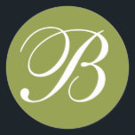 Kuvertförseglingar för grönt och vitt monogrammat  runt klistermärke<br><div class="desc">Sätt den avslutande beröringen på dina bröllopsinbjudningar, spara datumkorten eller annan korrespondens med anpassningsbarnas kuvertförseglingar eller bröllopsmärkningen. Den här bröllopsinbjudan sälar har en vit monograminledning på gröntens bakgrund. Du kan enkelt anpassa med din egen inledande sida på produktordersidan för att anpassa dem. Se till att kontrollera bröllopsinbjudningarna, anpassningsbarna och andra...</div>