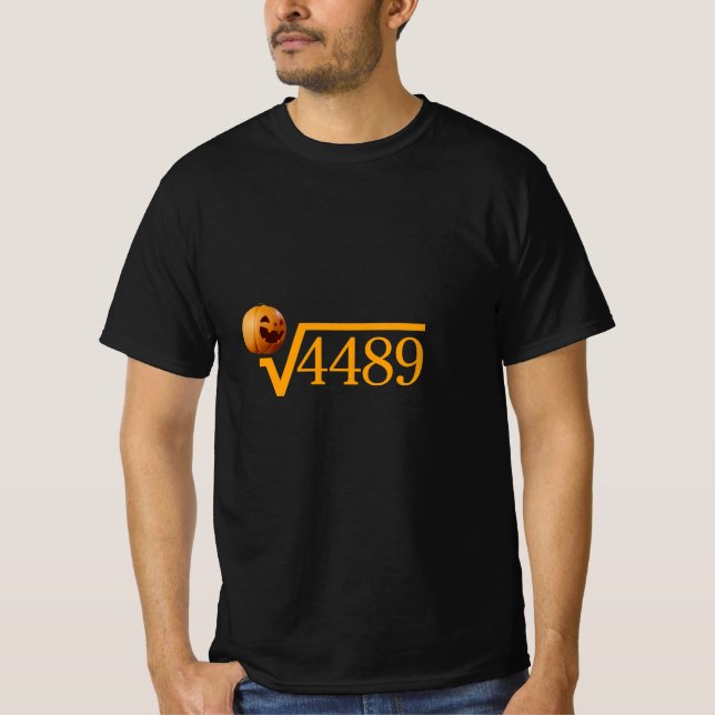 Kvadratroten ur 4489 – Math Humor Tee (Framsida)