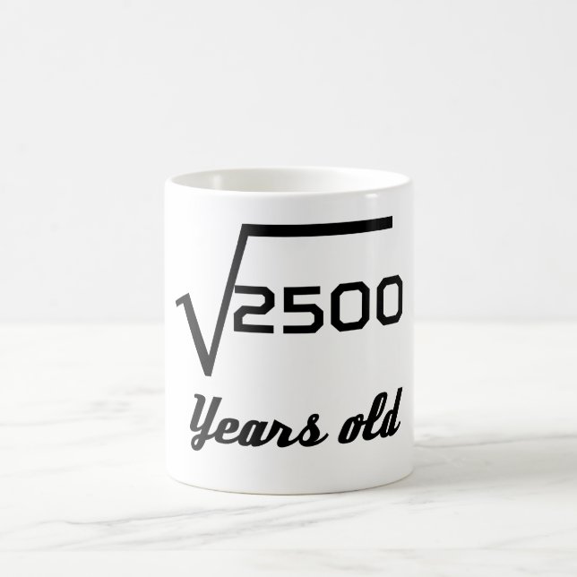 Kvadrera rotar av 2500 50 gammala år kaffemugg (Center)