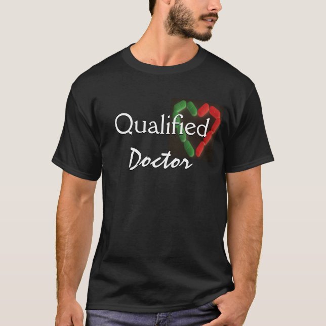 Kvalificerad Doktor i svart Tee (Framsida)